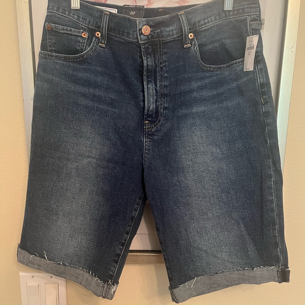GAP Woman’s 9” Bermuda Denim Shorts- NEW